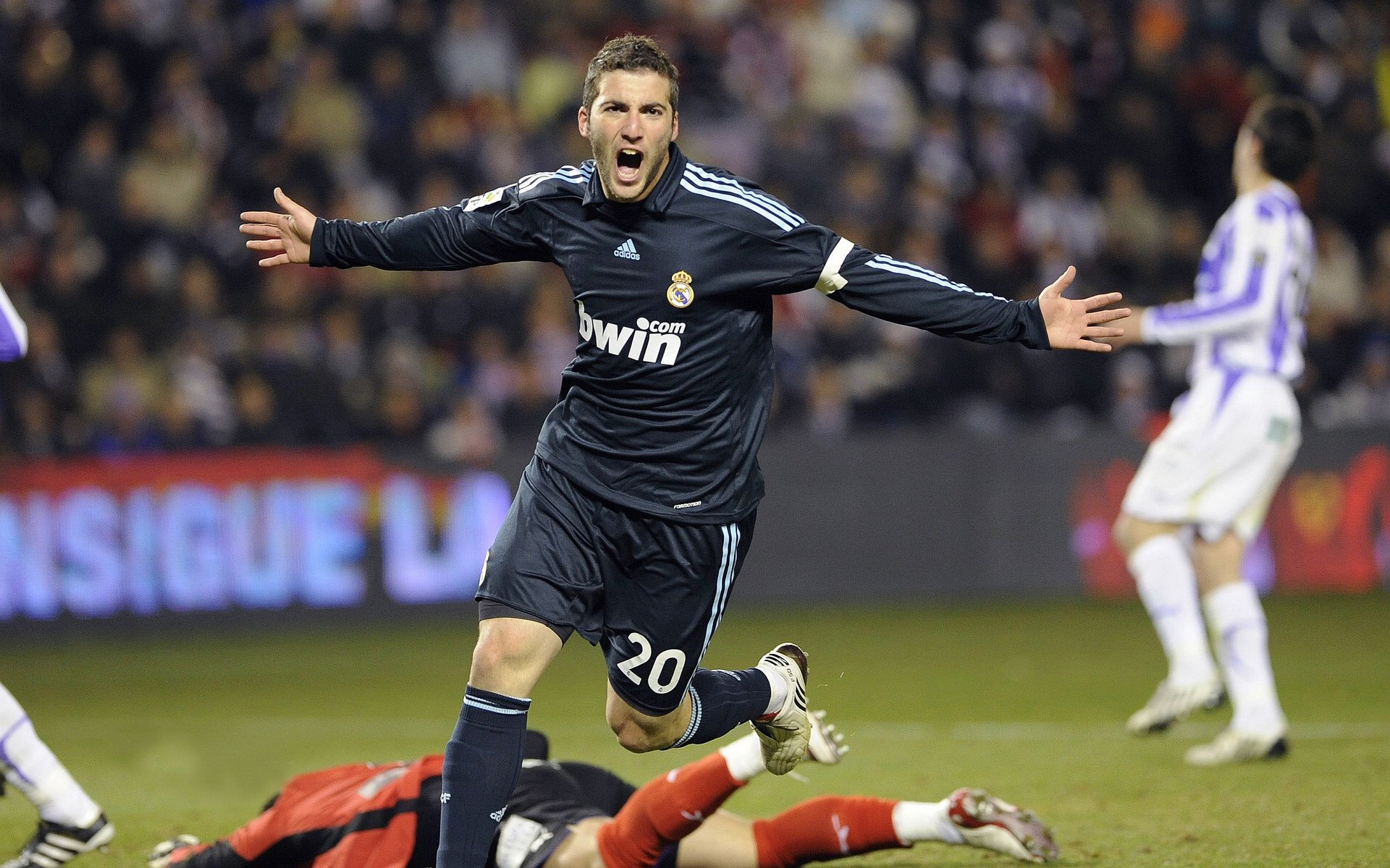 “泥浆飞扬：雨后泥地的疯狂追逐”，泥浆视频